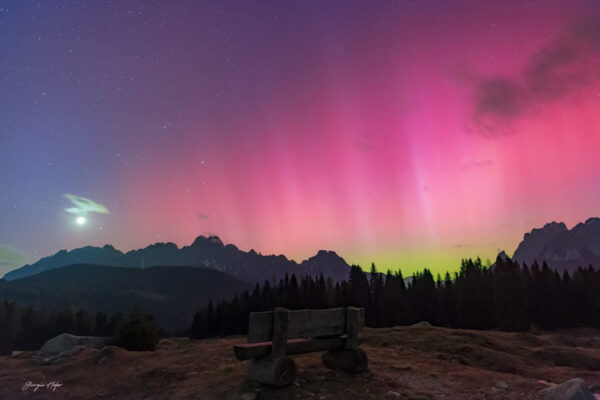 Dal sito di “Sorvegliati Spaziali”: l’aurora boreale scattata dalla fotografa professionista Giorgia Hofer il 10 maggio ore 22:34. Luogo: Casera Razzo, Dolomiti, Vigo di Cadore (BL)